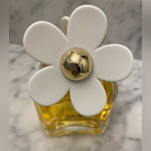 Marc Jacobs Daisy Fragrance with White Floral Cap